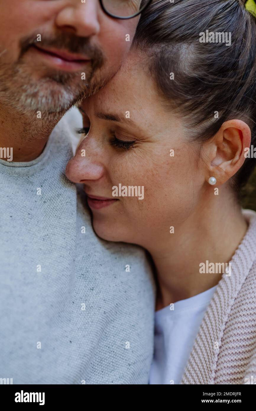 Ritratto di felice coppia in amore, in piedi nella foresta. Foto Stock