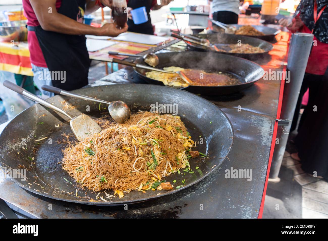 Spaghetti fritti al mercato alimentare di Masjid Jamek Kuala Lumpur, Malesia - 16th dicembre 2022 Foto Stock