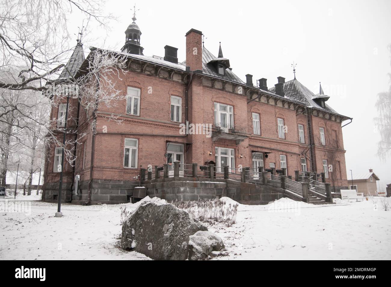 Fotografa in un'antica fabbrica, le pareti dell'arte Graffiti, i vecchi edifici industriali e il clima invernale gelido. Neve a terra Foto Stock