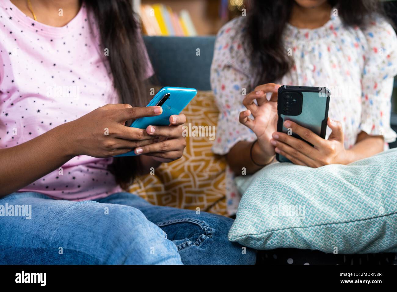 Primo piano delle mani di una ragazza utilizzando il telefono cellulare a casa - concetto di dipendenza dai social media, connessione e cyberspazio. Foto Stock