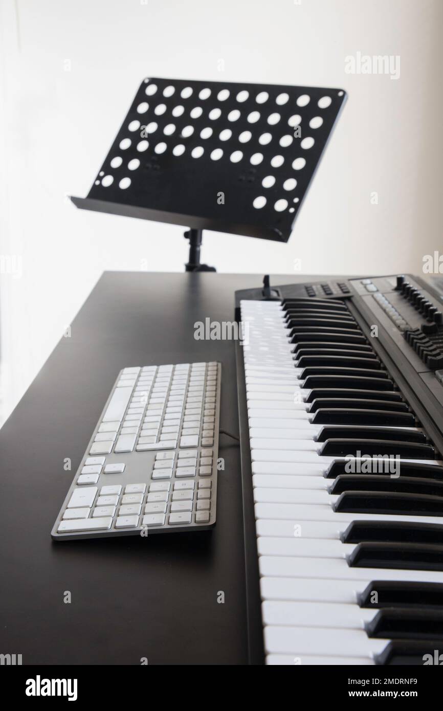 Apple Keyboard piano e Music Stand in studio Foto Stock