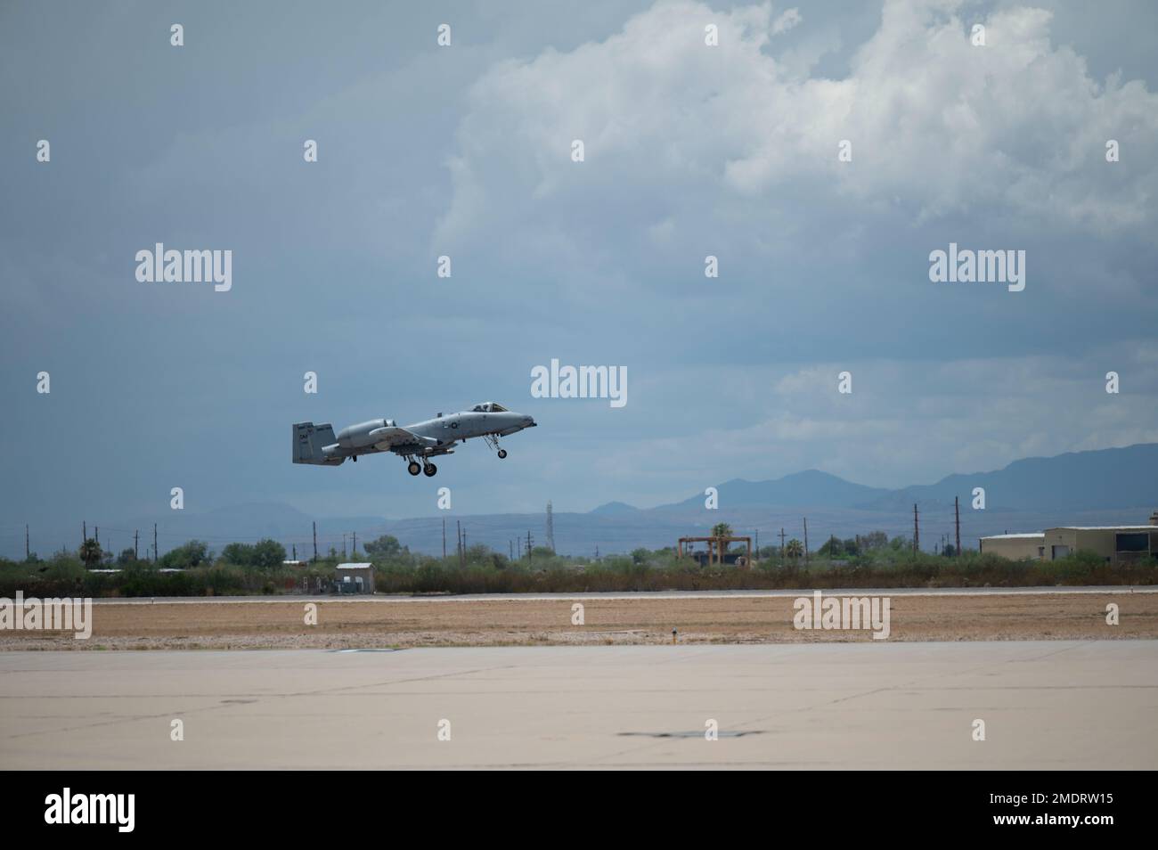 NEGLI STATI UNITI Air Force A-10 Thunderbolt II assegnato alla 355th Wing decoltra dalla pista della base dell'aeronautica di Davis-Monthan, Arizona, 26 luglio 2022. La 355th Wing si concentra sulla prontezza operativa attraverso le sue risorse di salvataggio e attacco, allenandosi costantemente per scoraggiare e sconfiggere avversari vicini ai pari in una lotta di alto livello. Foto Stock