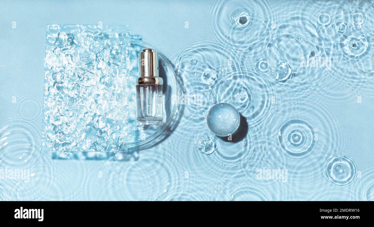 Cosmetica spa medica cura della pelle, bottiglia di siero di vetro in capsula di Petri, con collagene su sfondo blu acqua con onde. Foto Stock