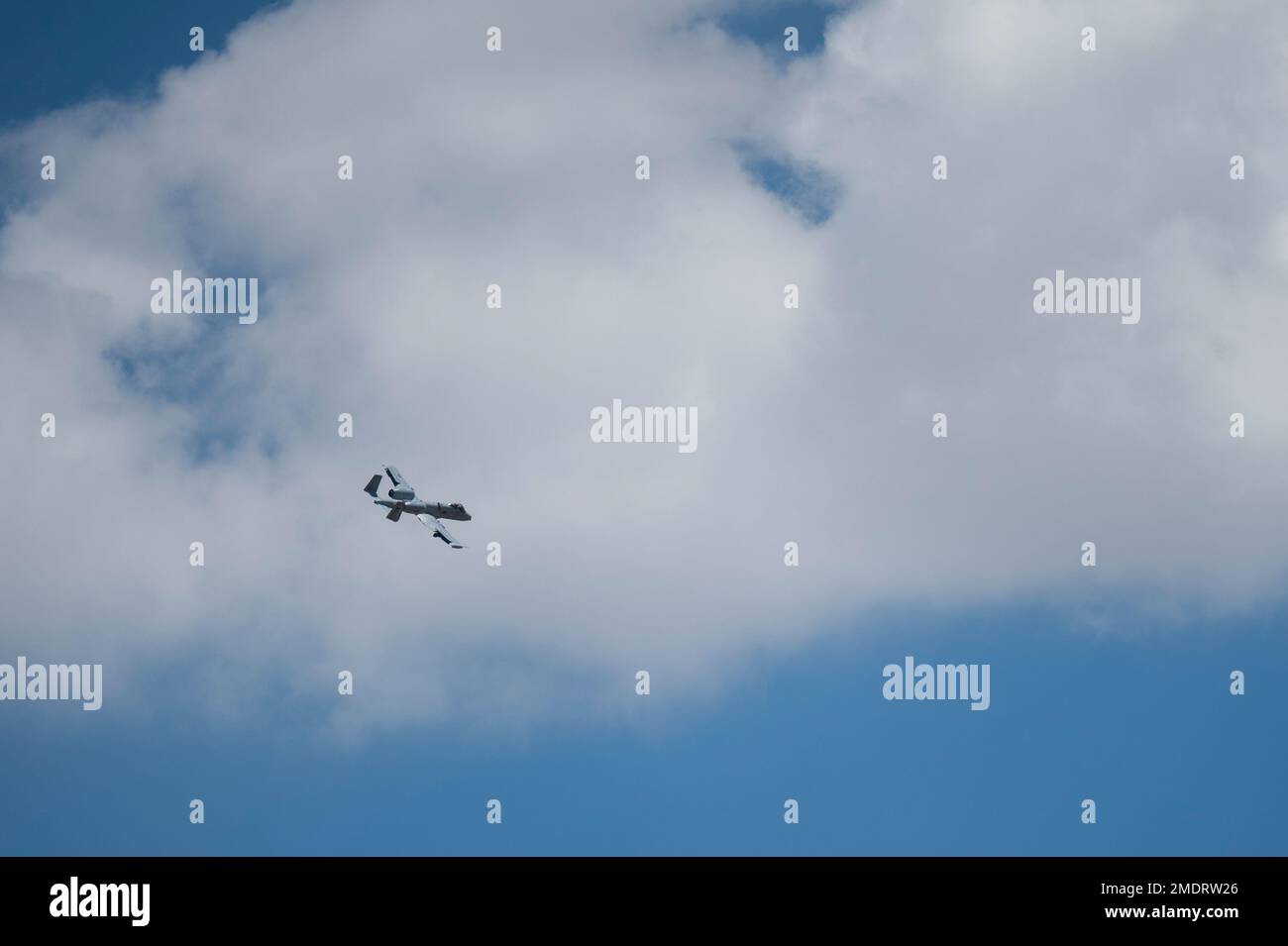 NEGLI STATI UNITI Air Force A-10 Thunderbolt II assegnata alla 355th Wing vola sulla base dell'aeronautica di Davis-Monthan, Arizona, 26 luglio 2022. Il gruppo di lavoro del 355th continua ad essere all'avanguardia nei concetti di occupazione agile nella lotta contro la forza lavoro e di occupazione dinamica attraverso lo sviluppo di un'imprevedibilità operativa utilizzando Airmen multi-capaci pronti per la lotta di alto livello. Foto Stock