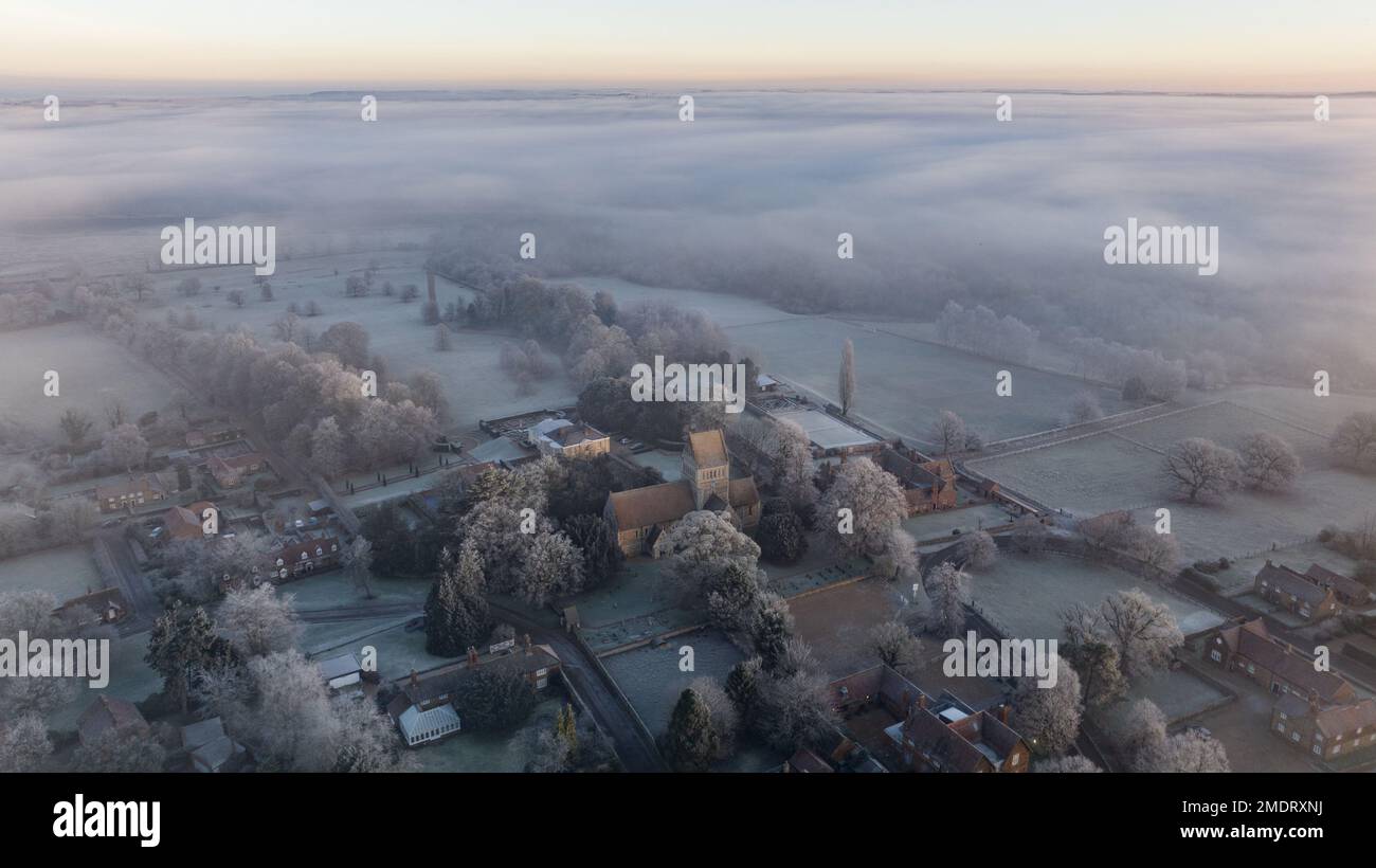 Foto datata gennaio 22nd mostra la nebbia gelida sopra Castello Rising a Norfolk la Domenica mattina. Il congelamento della nebbia crea condizioni di guida pericolose Foto Stock