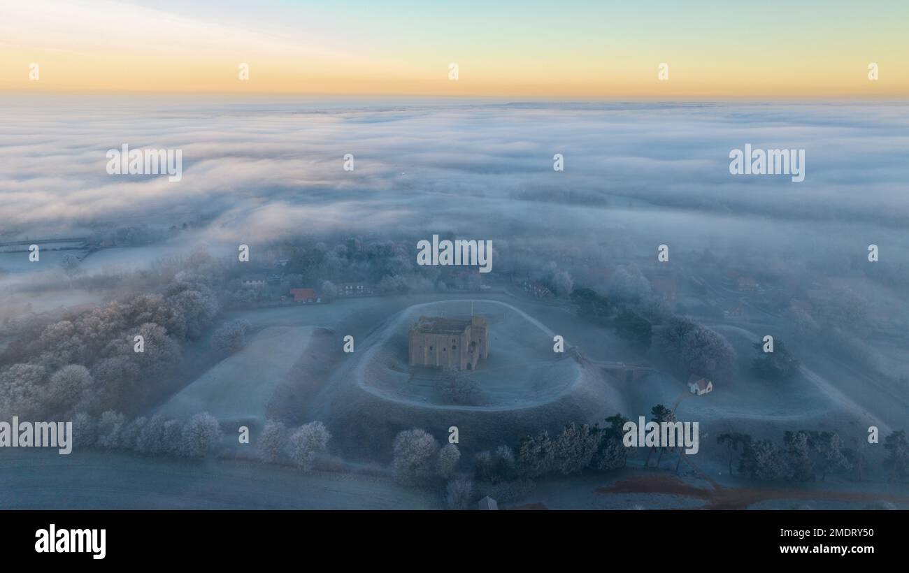 Foto datata gennaio 22nd mostra la nebbia gelida sopra Castello Rising a Norfolk la Domenica mattina. Il congelamento della nebbia crea condizioni di guida pericolose Foto Stock