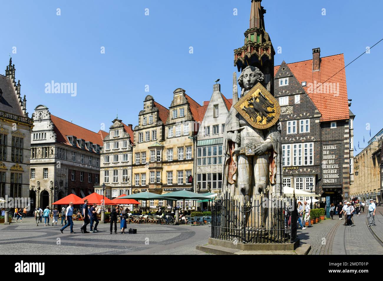 Statua di Roland, Old Buildings West Side Market Square, Brema, Germania Foto Stock