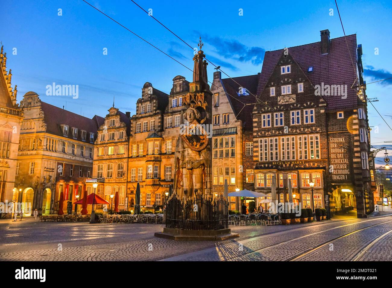 Statua di Roland, Old Buildings West Side Market Square, Brema, Germania Foto Stock