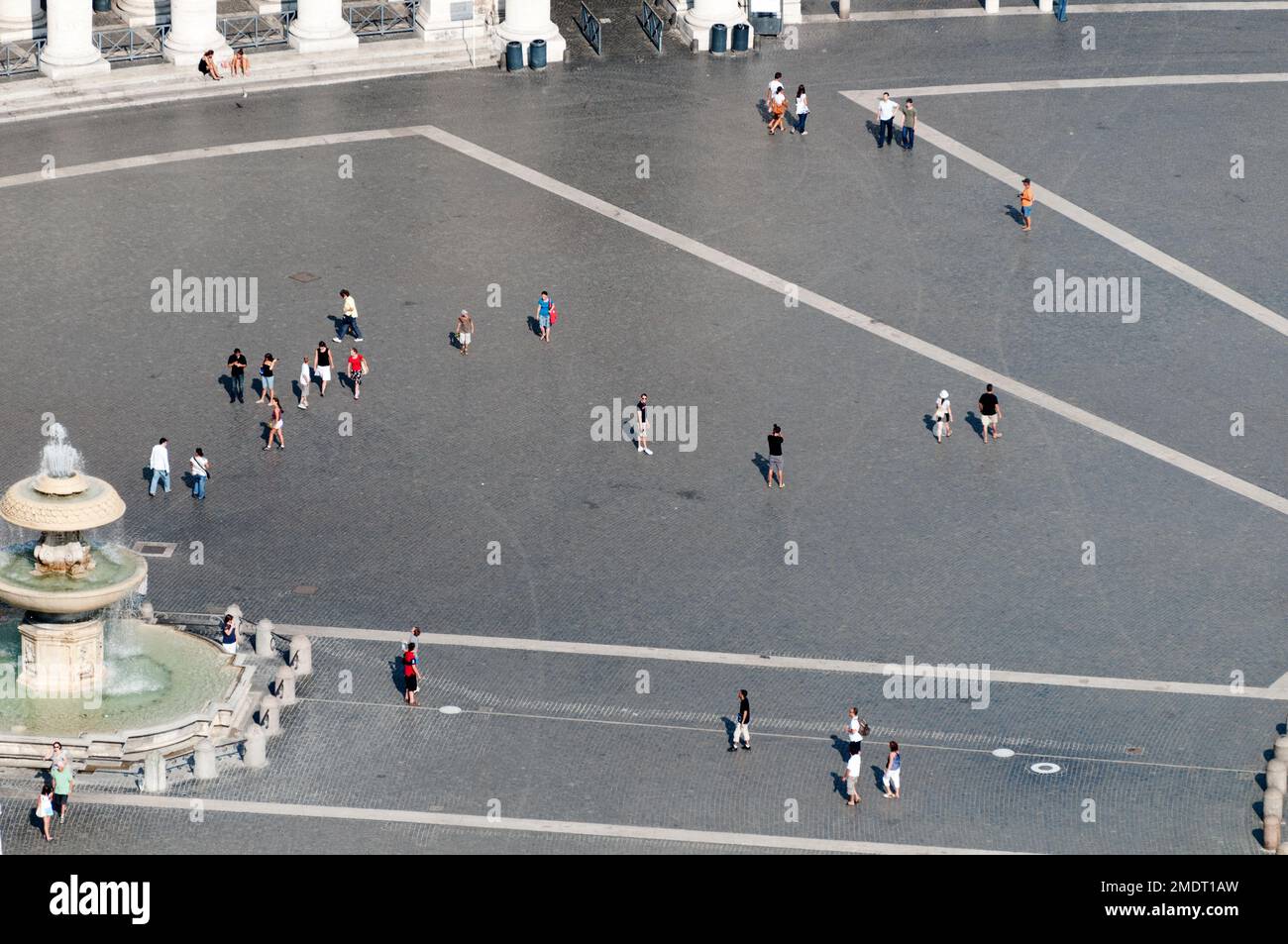 Turisti che camminano in Piazza San Pietro, Città del Vaticano, Roma, Italia Foto Stock