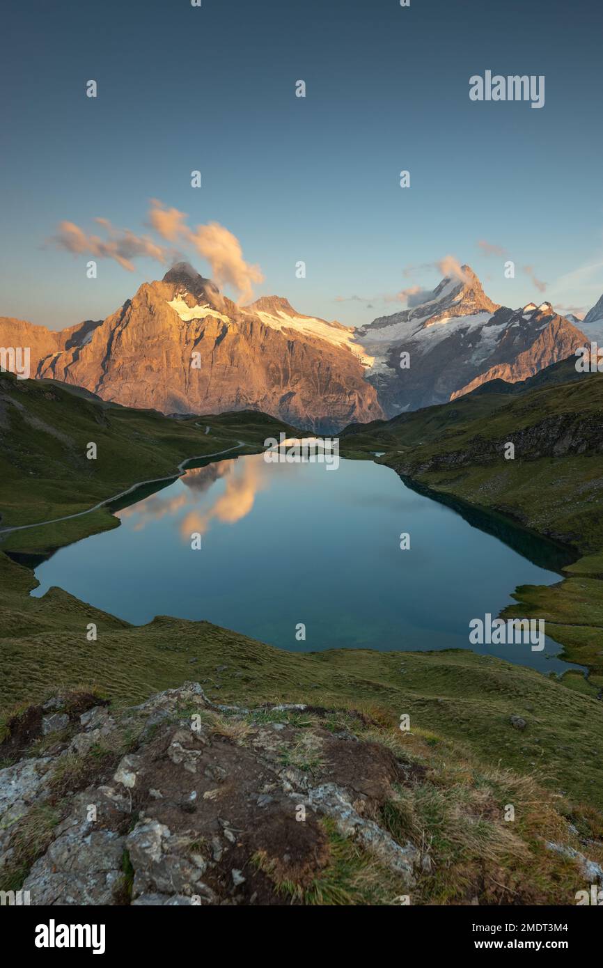 un lago di montagna durante un tramonto Foto Stock