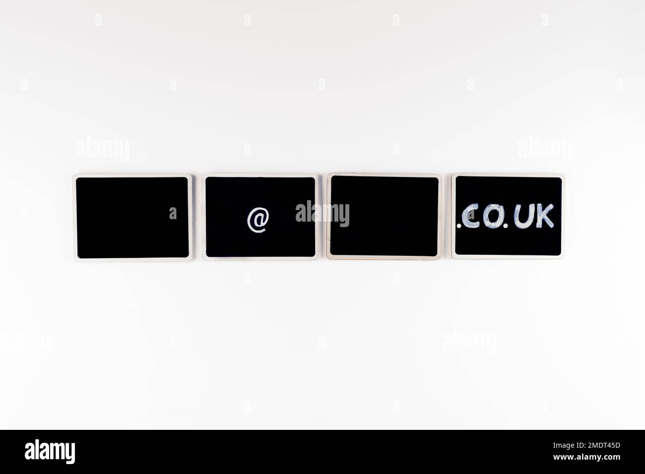 Regno Unito vuoto email address template mock up corproate business o concetto privato su lavagne in gesso nero isolate su uno sfondo bianco Foto Stock