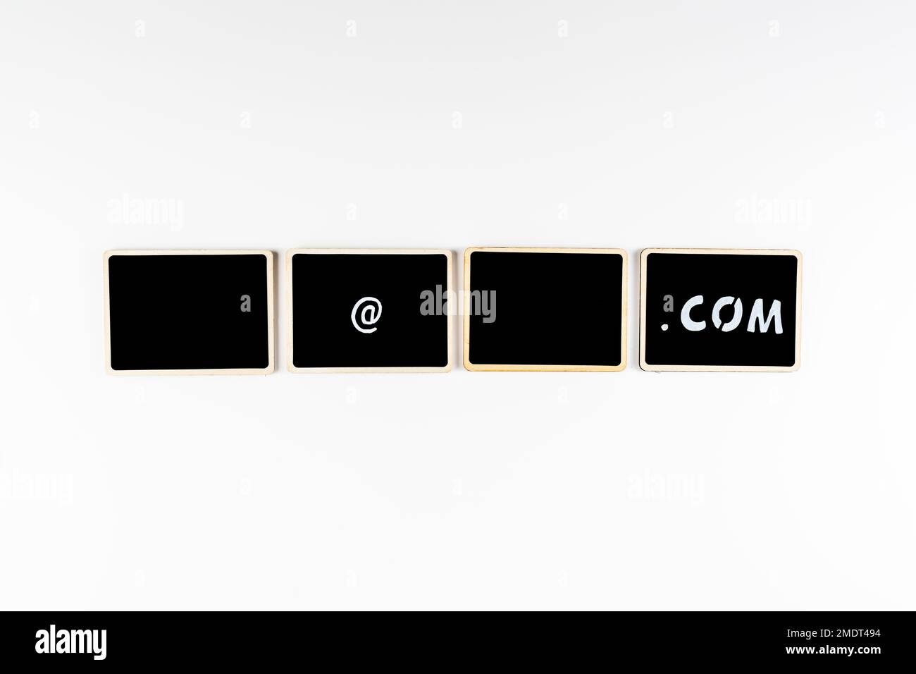 modello di indirizzo e-mail vuoto mock up corproate business o concetto privato su lavagne in gesso nero isolato su uno sfondo bianco Foto Stock