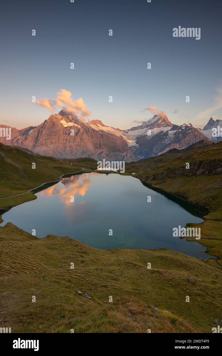 un lago di montagna durante un tramonto Foto Stock