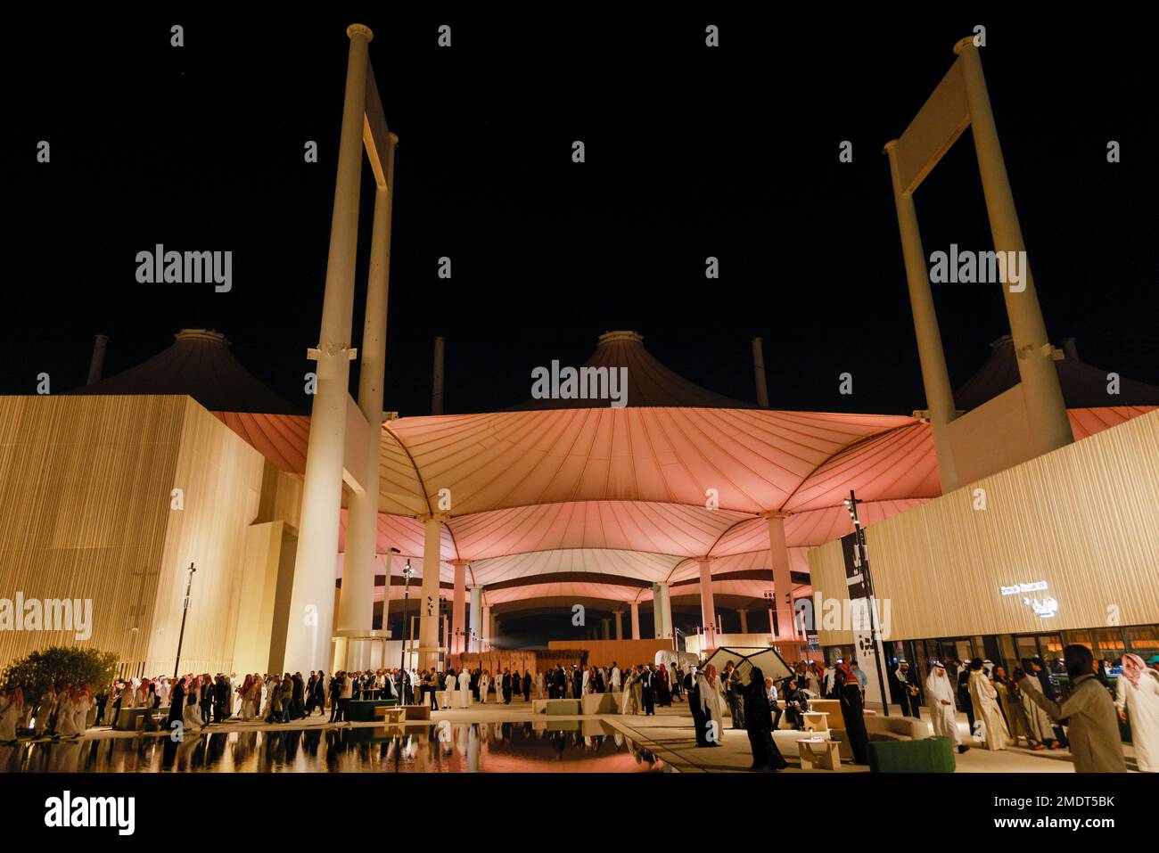 Folle per cerimonia di inaugurazione, Biennale delle Arti Islamiche 2023, Jeddah, Biennale delle Arti Islamiche Saudita 2023, Jeddah, Arabia Saudita Foto Stock