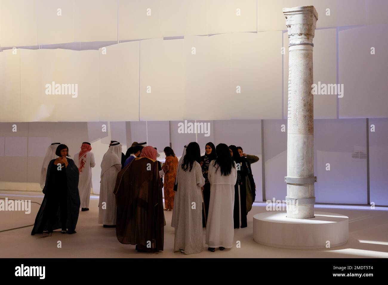 Visitatori e colonna datata 784 CE dalla Mecca, Biennale di Arti Islamiche 2023, Jeddah, Arabia Saudita Foto Stock
