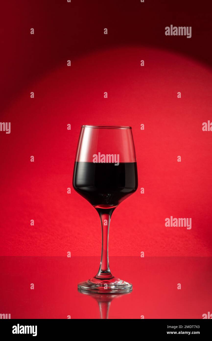 Vista ravvicinata del bicchiere di vino rosso. Concetto di bevanda a base di vino. Foto Stock