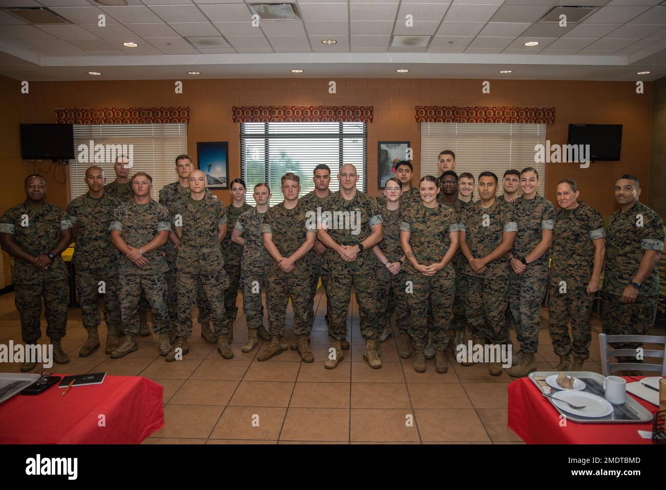 STATI UNITI Marine Corps Sgt. Major Troy E. Black, il 19th Sergente maggiore del corpo Marino, posa per una foto di gruppo con Marines del Gruppo di aeromobili marini 29 e Marine Aircraft Group 26, 2D Marine Aircraft Wing, sulla Marine Corps Air Station New River, North Carolina, 27 luglio 2022. Durante la visita di Black a New River, ha parlato e incontrato Marines di MAG-29 e MAG-26 sugli obiettivi futuri. Foto Stock
