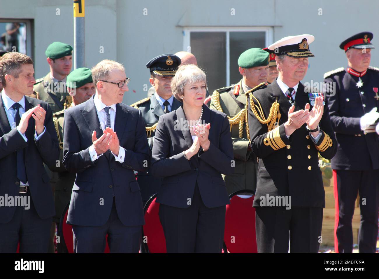 Il primo ministro Theresa può assistere alla Giornata delle forze Armate a Llandudno, Galles del Nord, Regno Unito Foto Stock