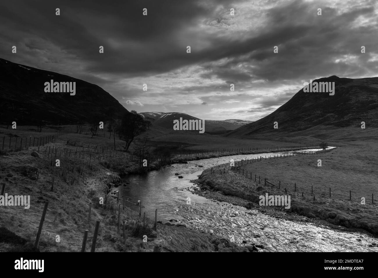 Clunie Water che si nutre attraverso il Cairngorms National Park, Scozia, Regno Unito. Marzo 2022 Foto Stock