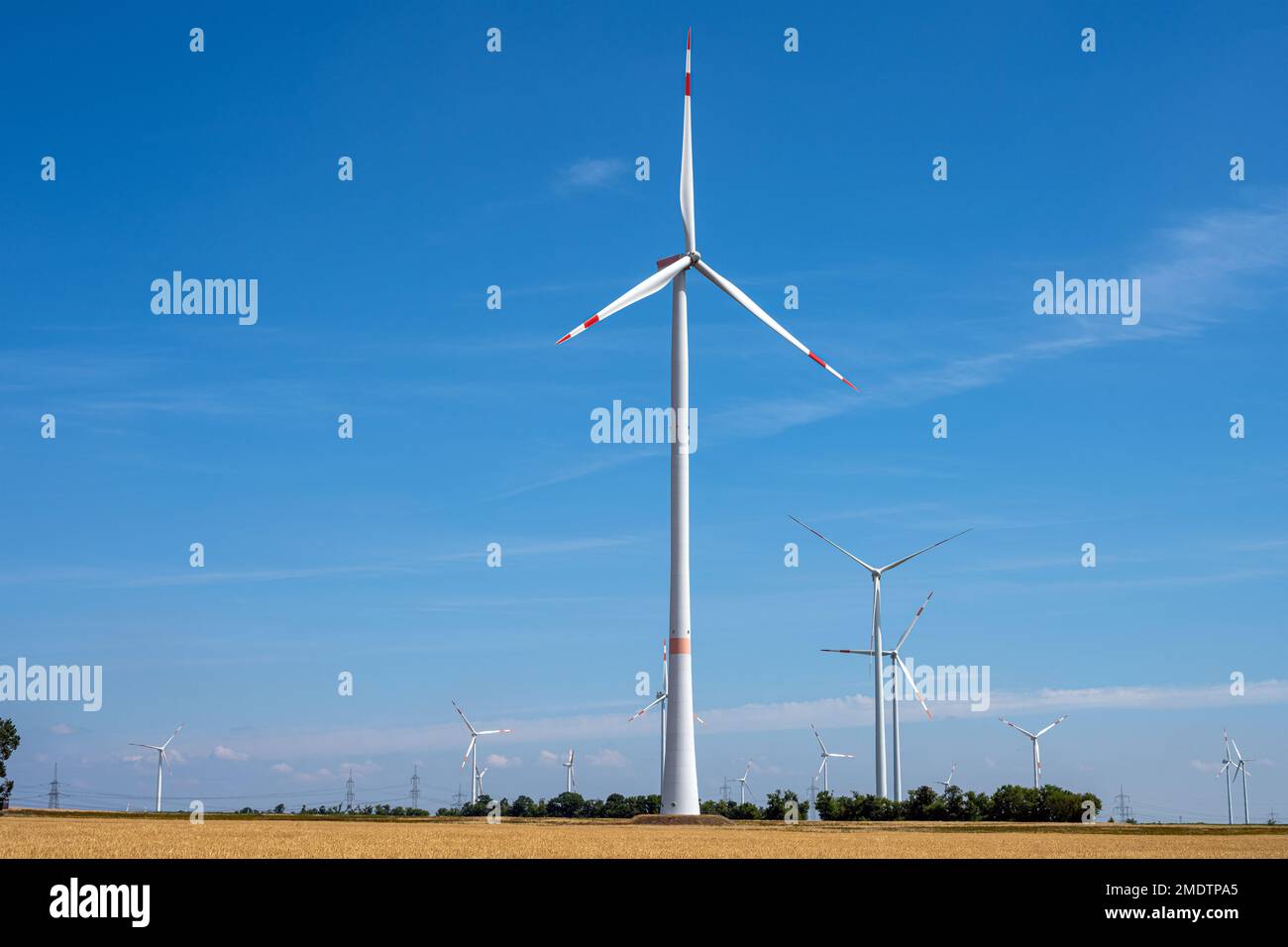 Turbine eoliche in un campo di coltura in una giornata di sole in Germania Foto Stock