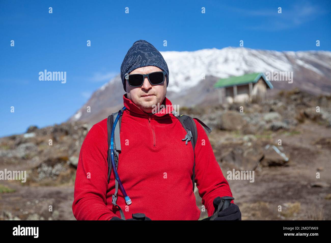 Zaino in spalla maschio sul trekking al monte Kilimanjaro. Foto Stock