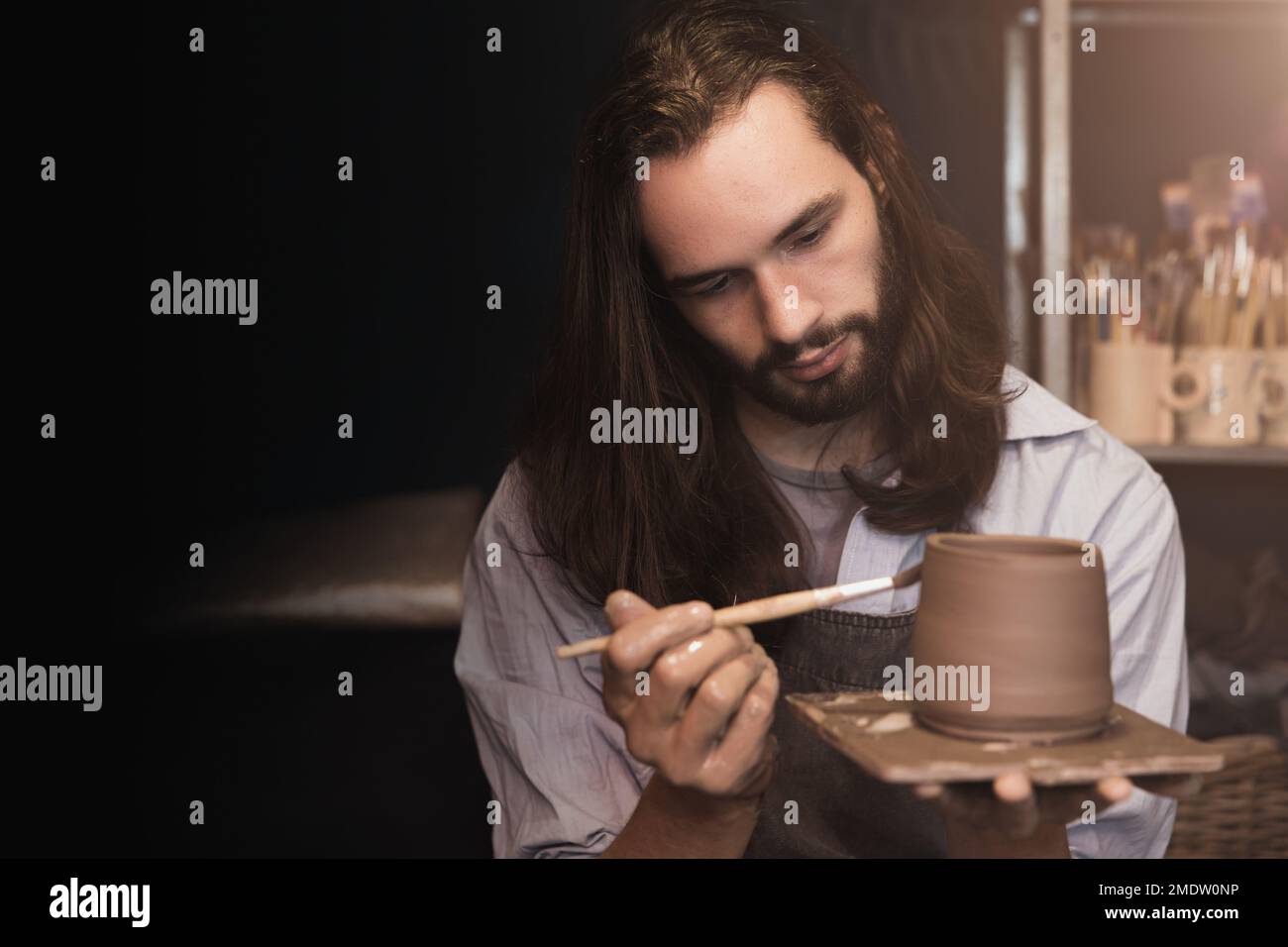 Maestro di ceramica artigianale artigianale cray pot fatto a mano. Affascinato artista Cup maker lavorare con intenzione. Foto Stock