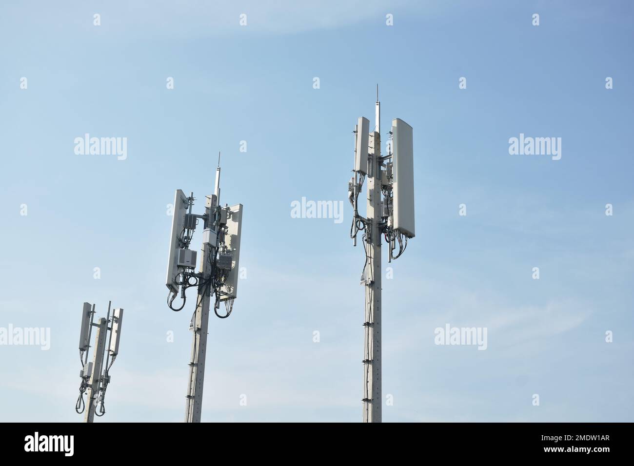 polo telecomunicazioni su cloud e cielo in giornata di sole Foto Stock