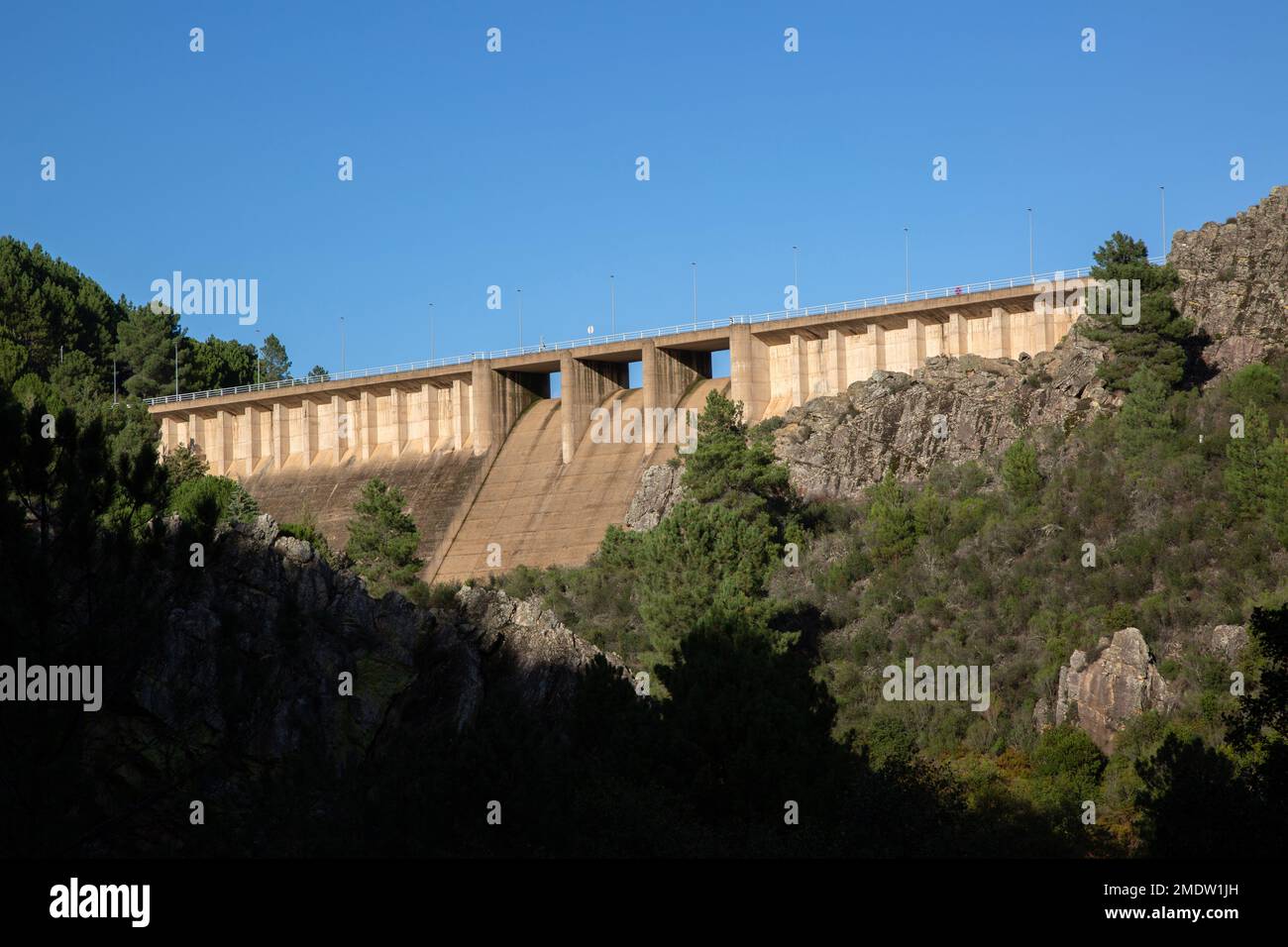 Cancho del Fresno Reservoir and Dam, Canamero, Caceres, Spagna Foto Stock