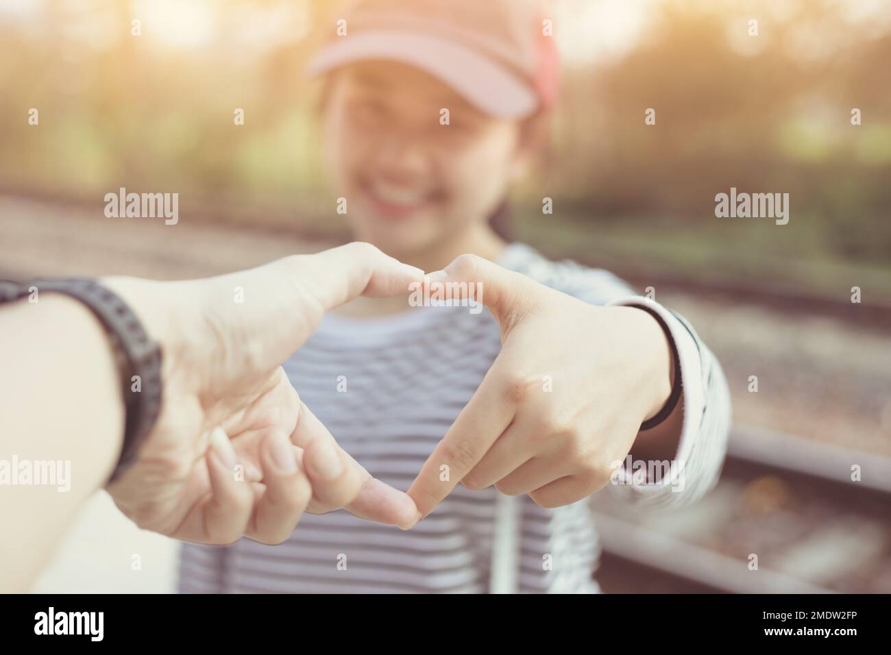 coppia gente amante mano unirsi al segno del cuore amore e felicità momento insieme Foto Stock