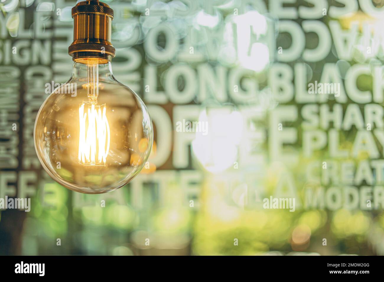 lampadina con sfondo di testo sfocato verde per un'idea creativa concetto di innovazione energetica Foto Stock