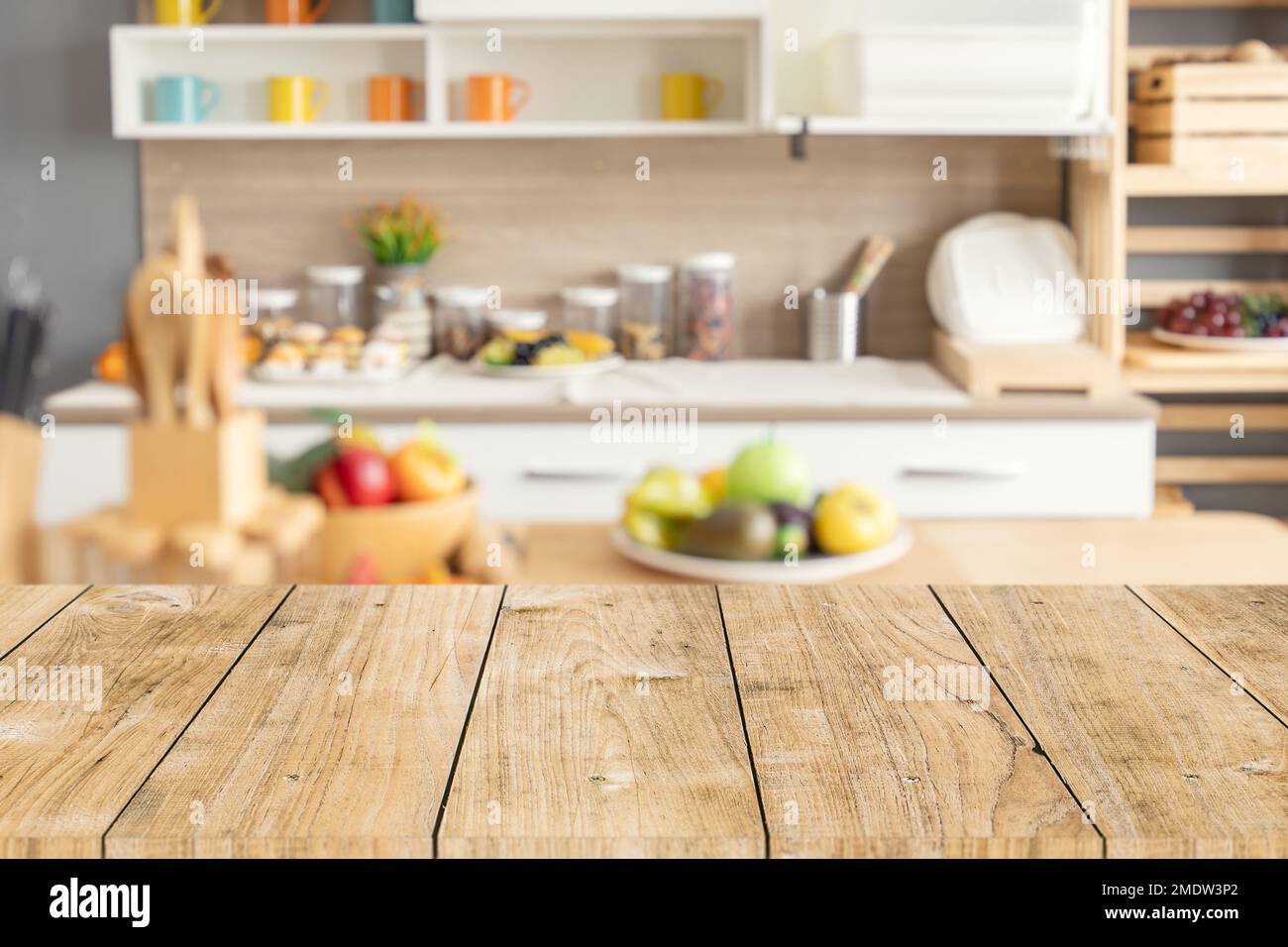 Piano tavolo in legno con decorazione da cucina sfocata per esposizione prodotti di montaggio. background per il concetto di layout del cibo di cottura. Foto Stock