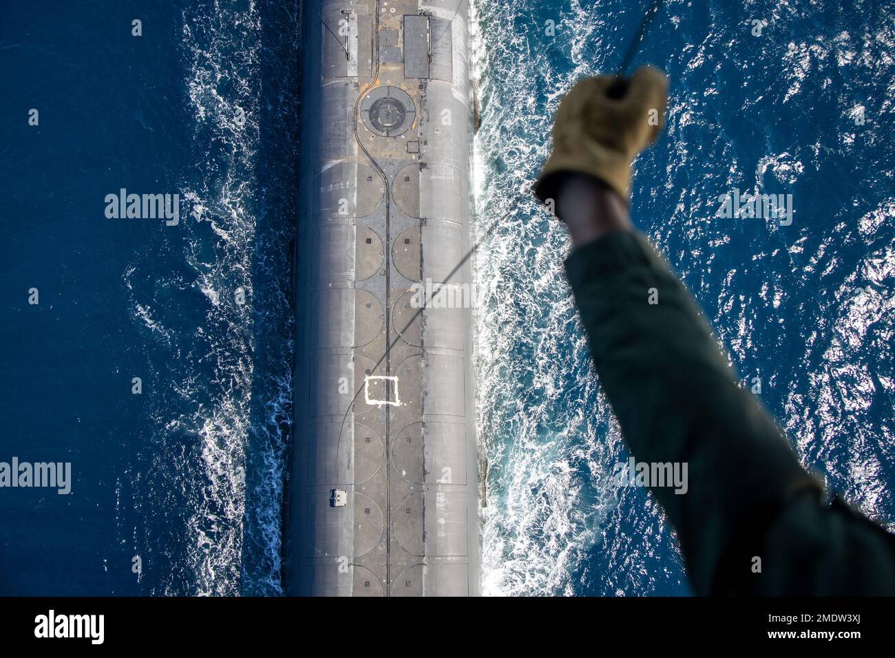 STATI UNITI Corpo marino CPL. Colton Davis, un capo dell'equipaggio con Marine Medium Tiltrotor Squadron 165, Marine Aircraft Group 16, 3rd Marine Aircraft Wing, conduce il rifornimento verticale di un US Sottomarino Navy vicino alla costa della California, 26 luglio 2022. Questo riapprovvigionamento dimostra la capacità del corpo dei Marine di fornire supporto logistico alle risorse navali e di sostenere la presenza e la letalità quando e dove necessario. Foto Stock