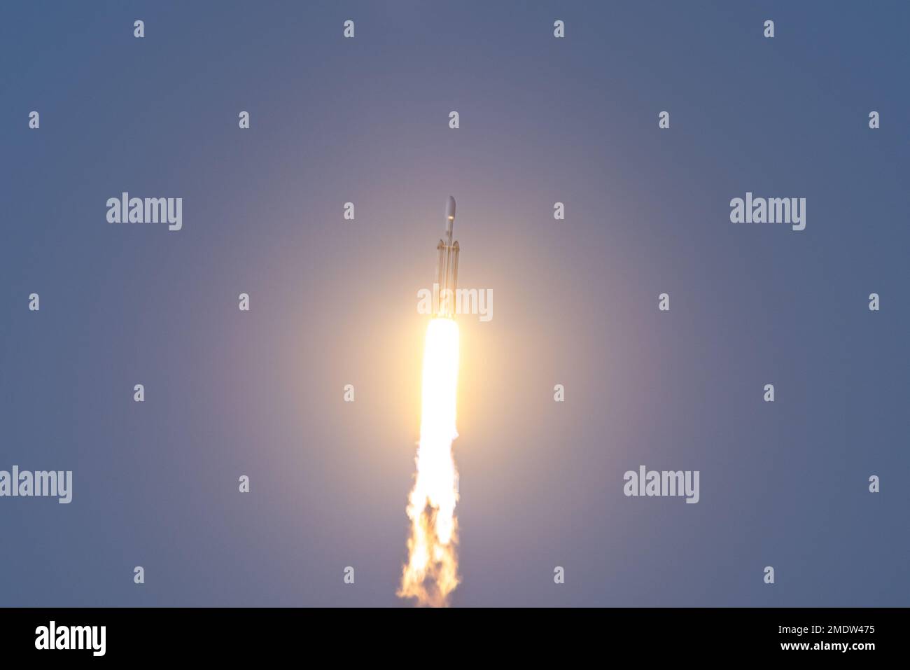 Lancio di SpaceX Falcon Heavy USSF-67 Foto Stock