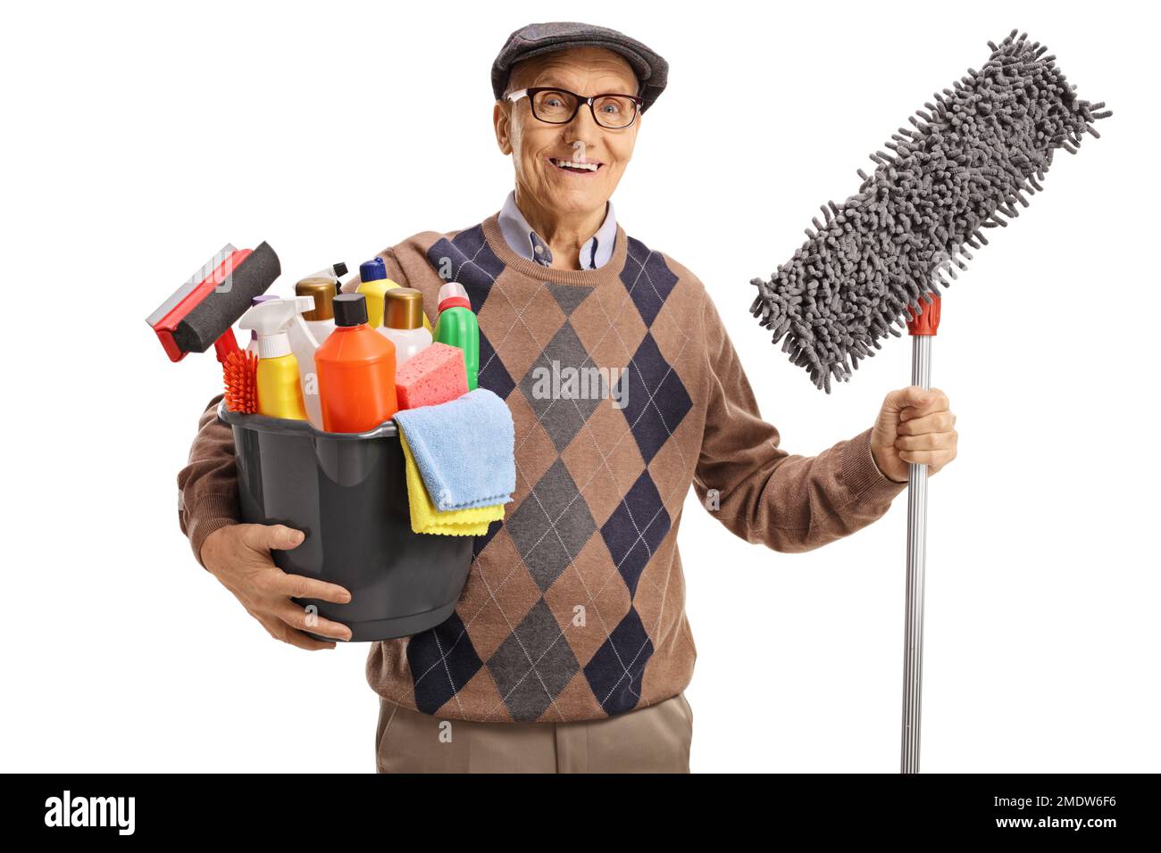 Uomo anziano che tiene un secchio con i rifornimenti di pulizia e un pavimento mop isolato su fondo bianco Foto Stock