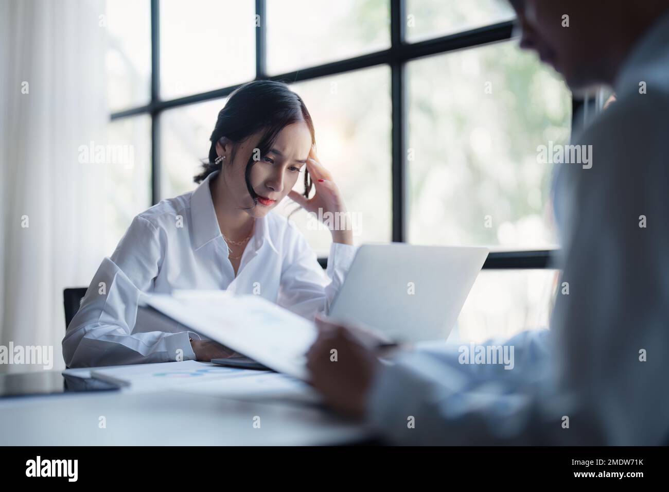 Stressato sopraffatto la persona di affari si sente stanco alla riunione corporativa, allo sforzo al lavoro o al concetto di emicrania. Foto Stock