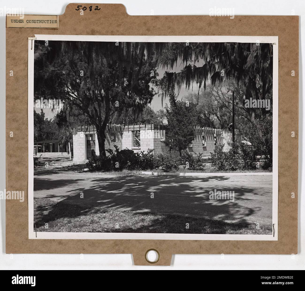 La costruzione di una nuova struttura avanza lentamente, con la maggior parte dei lavori completati durante le ore fuori servizio dal personale della stazione. Il progetto, che ha richiesto undici mesi, è stato completato il 15 luglio 1947, e dimostra l'impegno della Guardia Costiera nella costruzione di infrastrutture essenziali. Foto Stock