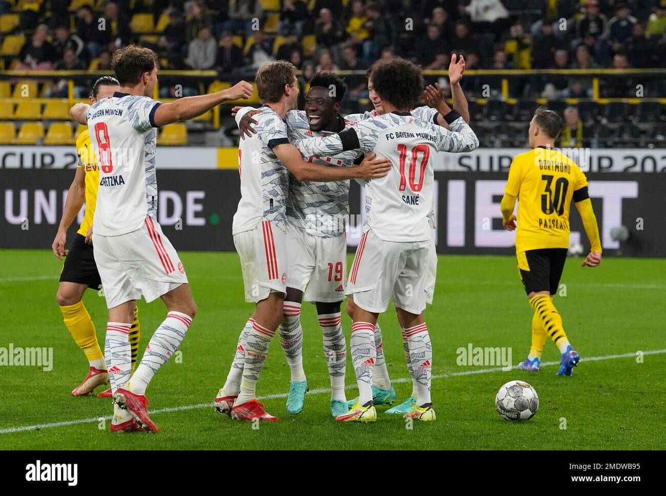 Bayern Munich players celebrate after Bayern's Thomas Mueller scored his side's second goal during the German Supercup soccer match between Borussia Dortmund and Bayern Munich in Dortmund, Germany, Tuesday, Aug. 17, 2021. (AP Photo/Martin Meissner) Foto Stock