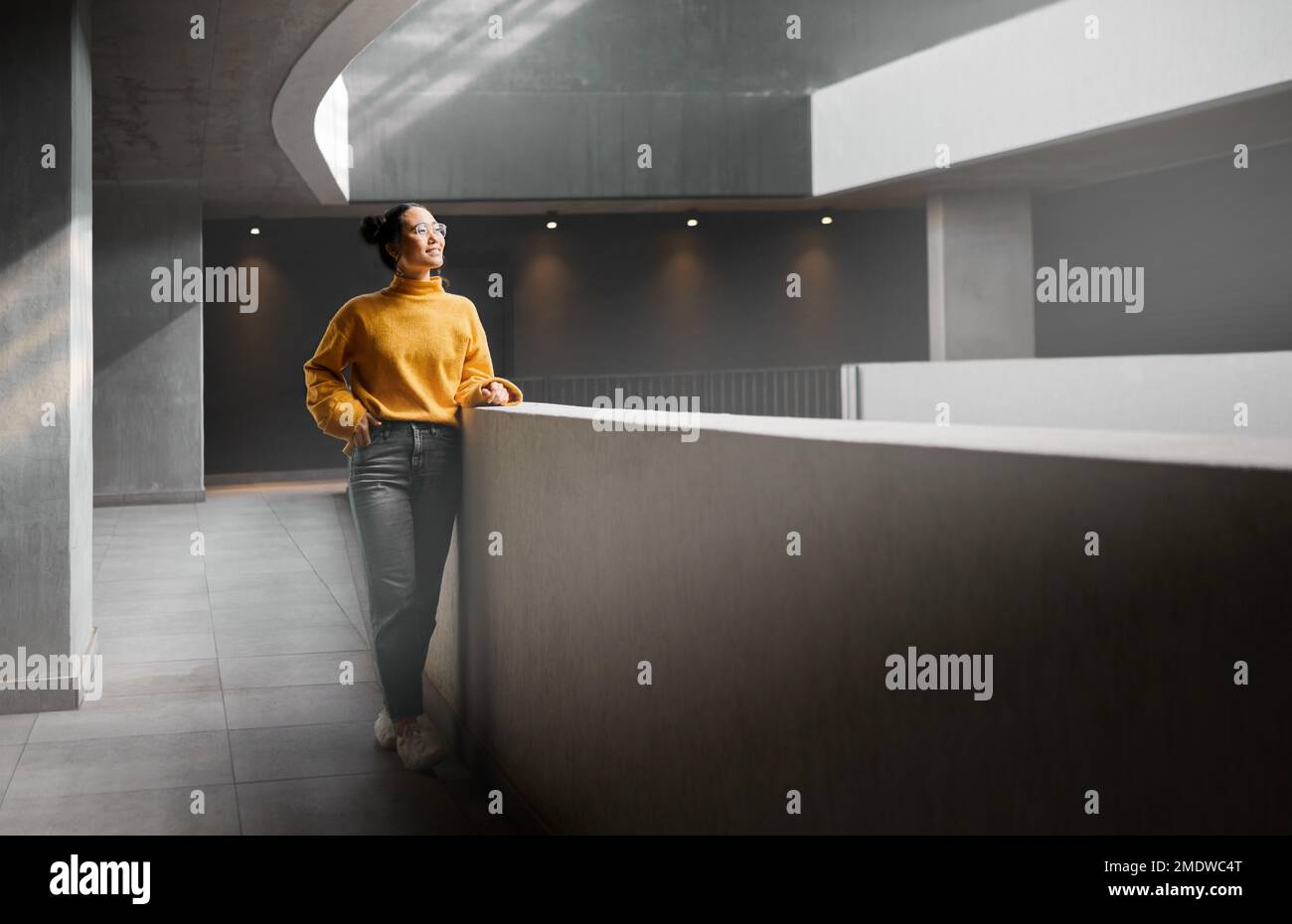 Pensare, mockup e appartamento con una donna asiatica in piedi in un corridoio da solo in attesa di ispirazione. Idea, mock up e corpo pieno con un attraente Foto Stock