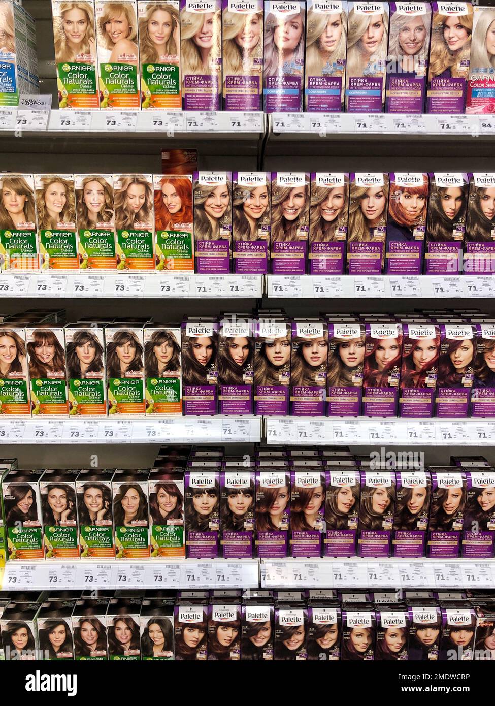22.01.2023 Ucraina, Kharkiv, cosmetici e negozio di cura dei capelli. Ampia selezione di tinture per capelli di diverse marche. Stand con tintura per capelli donne Foto Stock