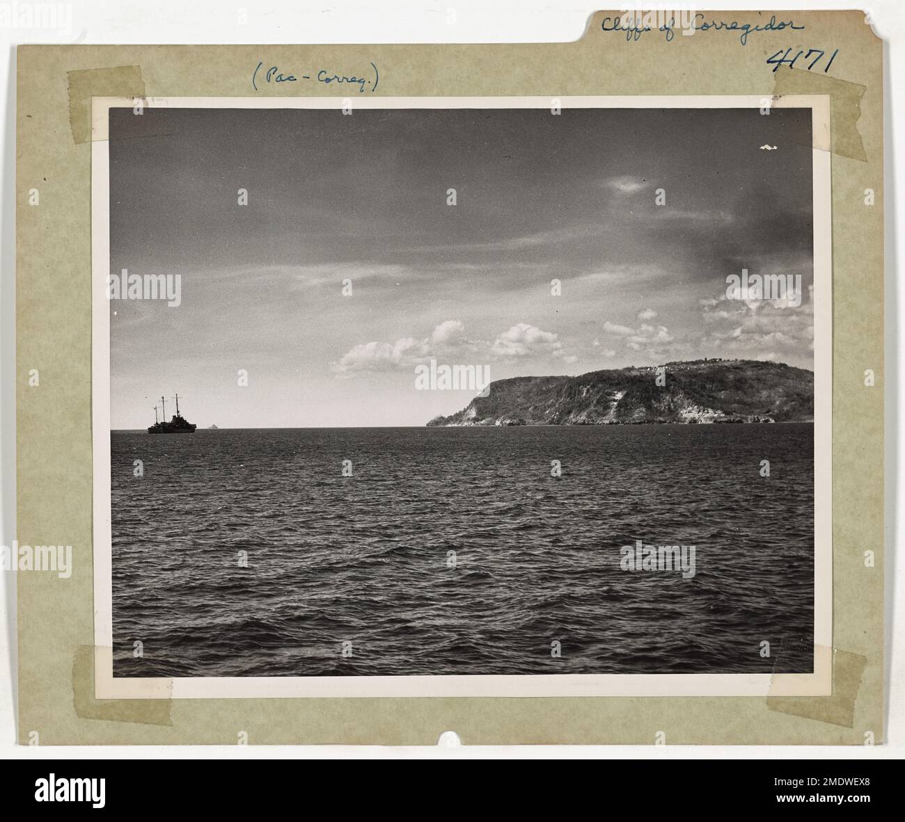 Un cutter da combattimento della Guardia Costiera si trova al largo delle scogliere di Corregidor durante la riconquista americana dell'isola dalle forze giapponesi. Questa fotografia è stata scattata durante le operazioni che hanno coinvolto paracadutisti e assalti anfibi per riprendere la posizione chiave nella baia di Manila. Foto Stock