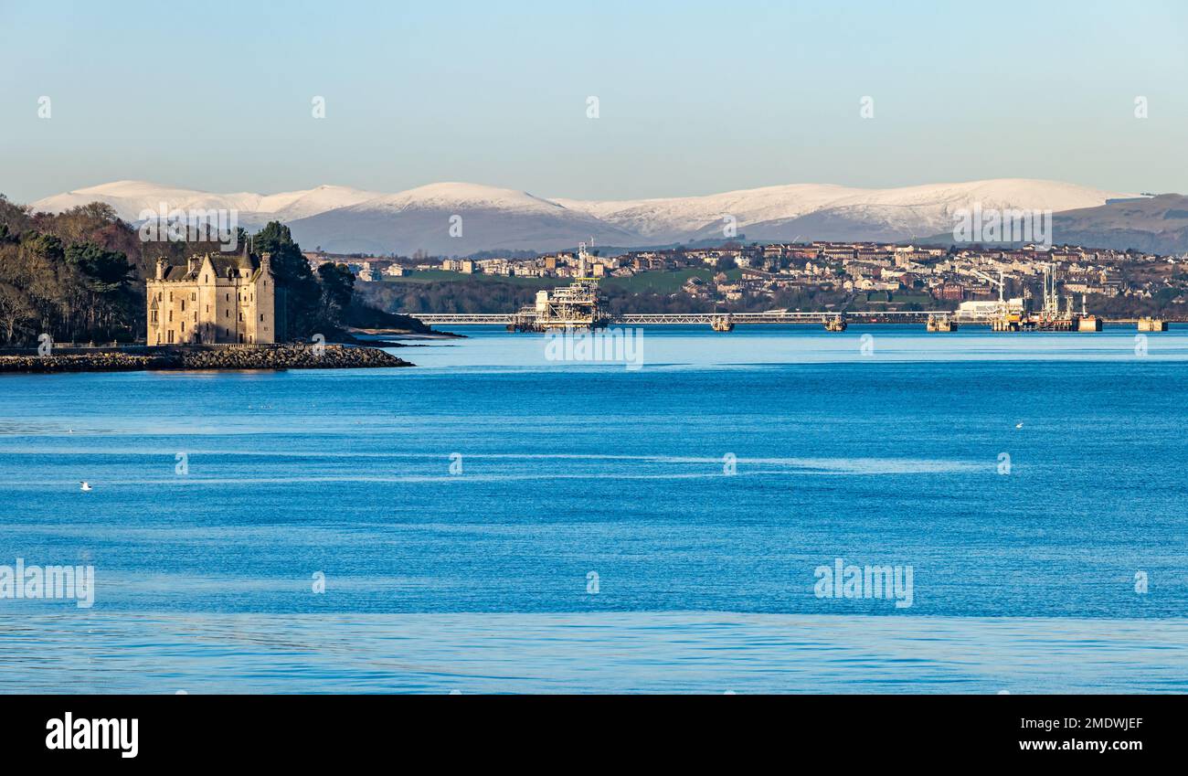 Barnbougle Castle sulla Dalmeny Estate sulla riva con il terminal marino di Hound Point nel Firth of Forth in una giornata di sole, Scozia, Regno Unito Foto Stock