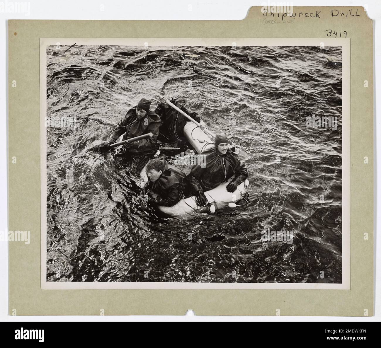 Quattro guardie costiere a bordo di un cutter da combattimento partecipano ad un'esercitazione di naufragio nel Nord Atlantico. Questa esercitazione prepara l'equipaggio alle operazioni di salvataggio in caso di naufragio, testandone i tempi di risposta e il coordinamento. Foto Stock