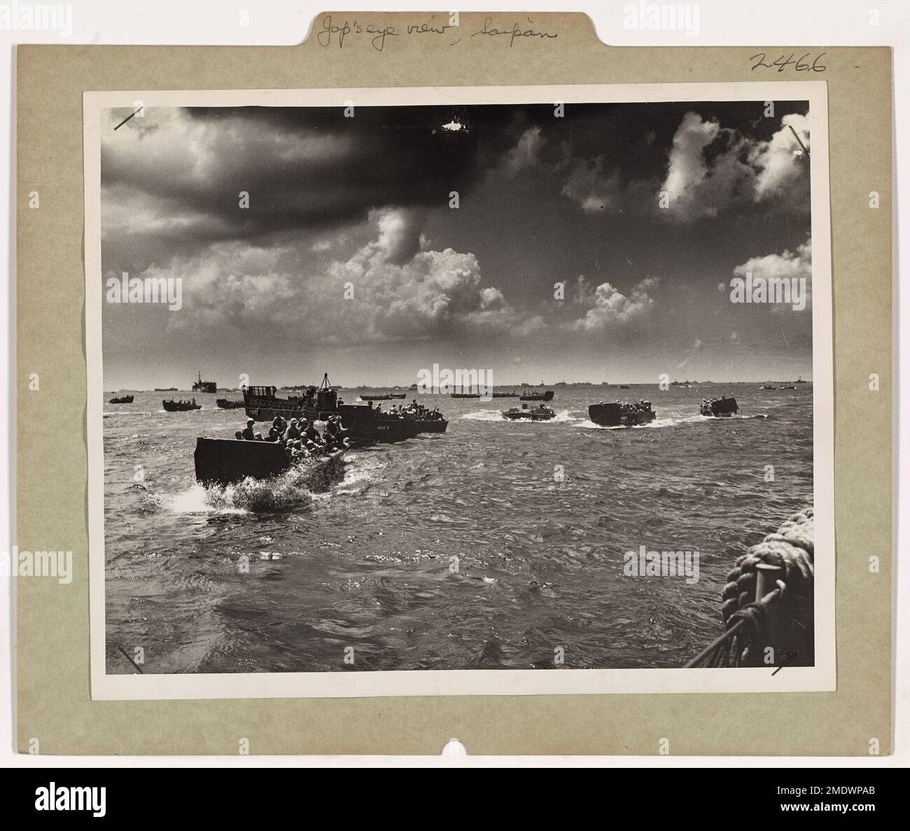 Fotografia di navi americane e Landing Craft che si avvicinano a Saipan. Un Jap's-Eye-View a Saipan. Questa è la vista sconcertante che ha incontrato gli occhi dei difensori giapponesi di Saipan quando hanno guardato seaward in quella mattina del D-Day tre settimane fa. Per quanto l'occhio può vedere sono le navi americane e le imbarcazioni di atterraggio di molti tipi, ciascuno caricato con le truppe battaglia-pronte e il litorale commovente. Questa foto notevole è stata fatta da un fotografo di combattimento della Guardia Costiera da una barca di atterraggio con equipaggio della Guardia Costiera. Foto Stock