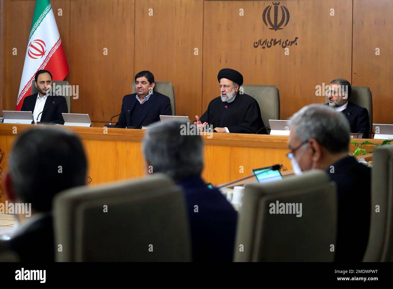 Teheran, Teheran, Iran. 23rd Jan, 2023. Una foto resa disponibile dall'ufficio presidenziale iraniano mostra che il presidente iraniano EBRAHIM RAISI (C) parla durante una riunione del governo. (Credit Image: © Iranian Presidency via ZUMA Press Wire) SOLO PER USO EDITORIALE! Non per USO commerciale! Foto Stock