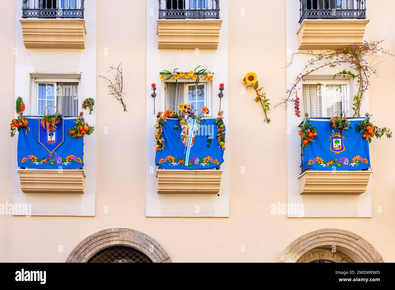 Balconi splendidamente decorati in Plaza de San Pedro nella città di Huelva, in occasione della processione del santo patrono della città, SA Foto Stock