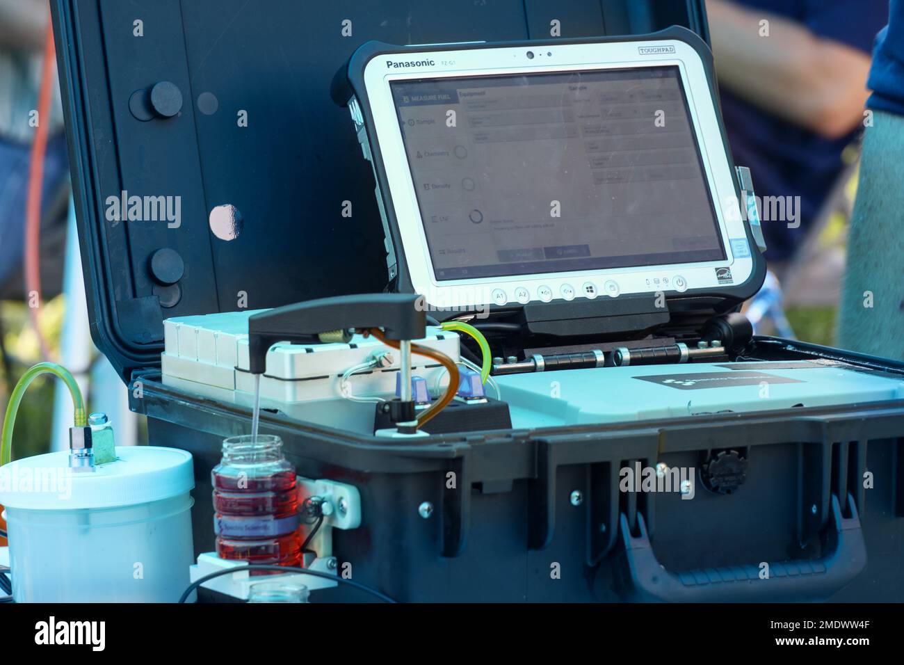 Un analizzatore di fluidi portatile+ analizza il fluido durante il Battaglione di Logistica di combattimento 8, partecipazione del reggimento di Logistica di combattimento 2 all'esercitazione operativa di sperimentazione tecnologica (TOEE) 2022 su Camp Lejeune, North Carolina, 26 luglio 2022. TOEE 22 è un'esercitazione congiunta condotta per supportare il concetto DMO (Distributed Maritime Operations) per una missione EABO (Expeditionary Advanced base Operations), dalle litorali agli obiettivi interni, utilizzando il team di persone/non presidiate (MOM-T) delle tecnologie come sistema per supportare la logistica di spedizione e supporto. Foto Stock