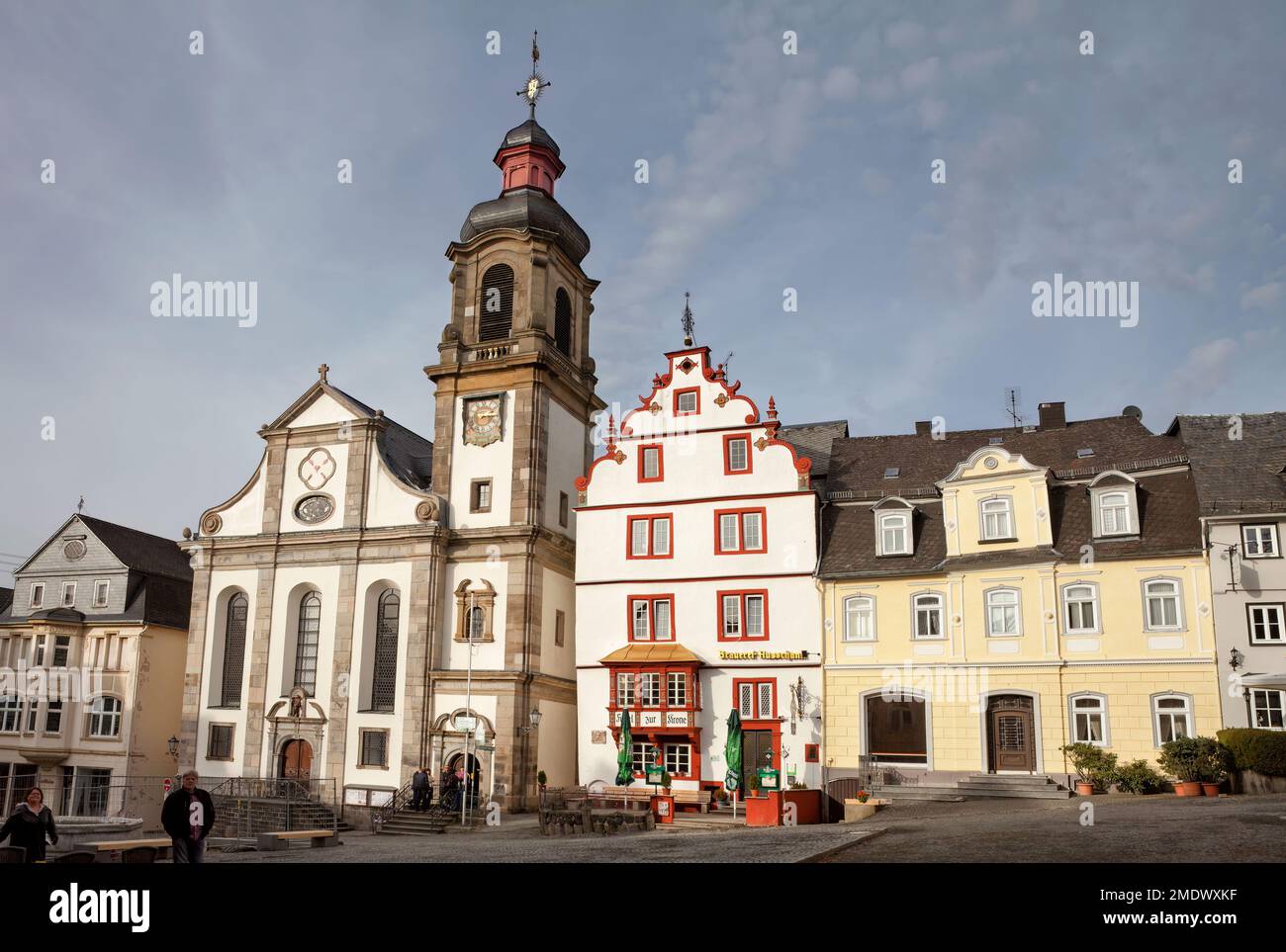 Steinernes Haus, e la Chiesa cattolica dell'Assunzione di Maria, Vecchio mercato, Hachenburg, Westerwaldkreis in Renania-Palatinato, Germania Foto Stock