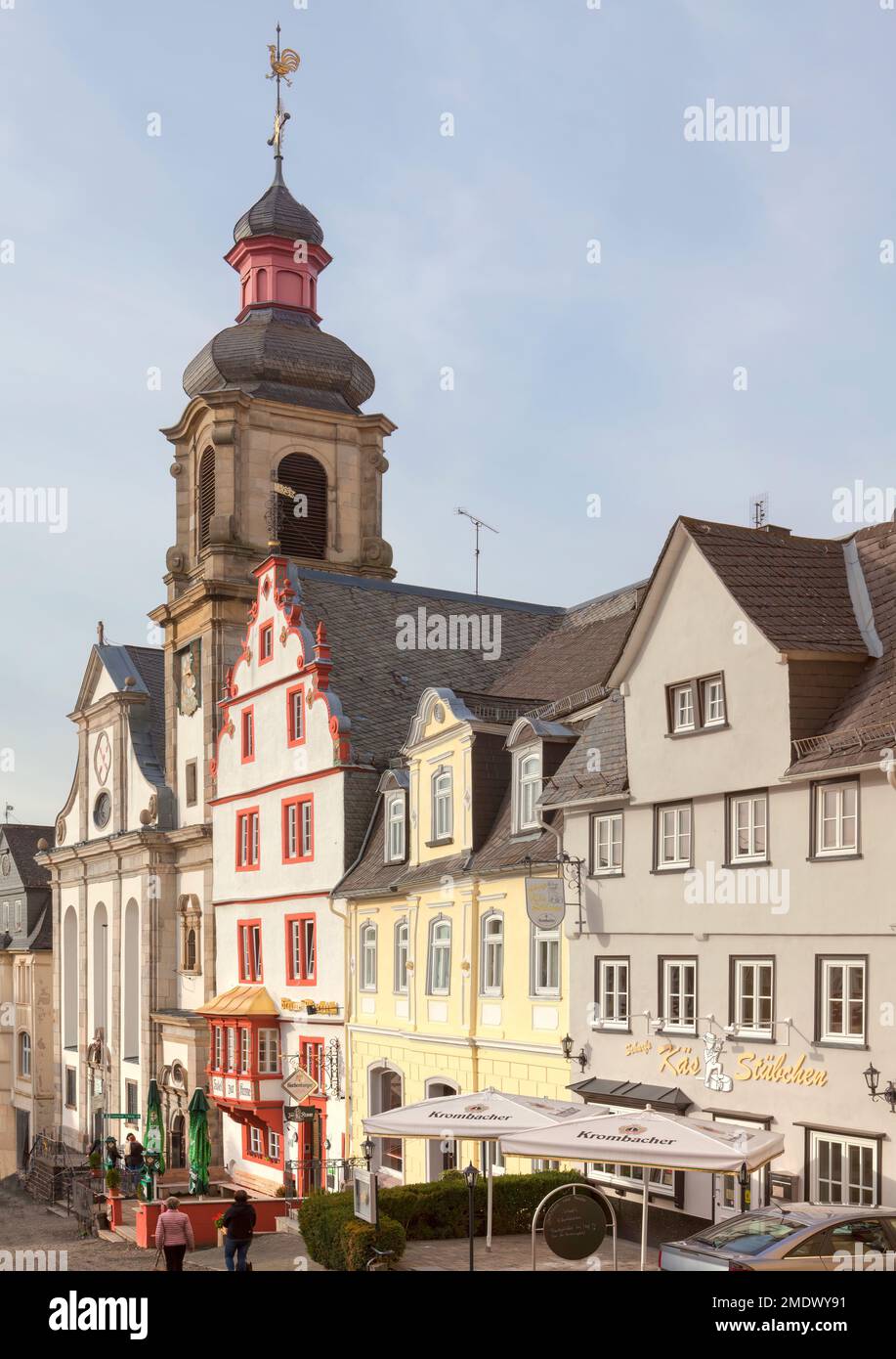 Steinernes Haus, e la Chiesa cattolica dell'Assunzione di Maria, Vecchio mercato, Hachenburg, Westerwaldkreis in Renania-Palatinato, Germania Foto Stock