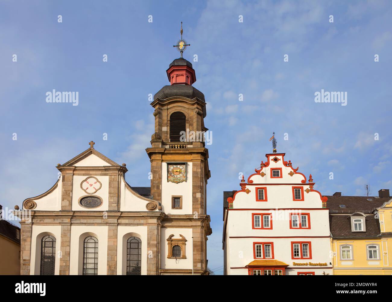 Steinernes Haus, e la Chiesa cattolica dell'Assunzione di Maria, Vecchio mercato, Hachenburg, Westerwaldkreis in Renania-Palatinato, Germania Foto Stock