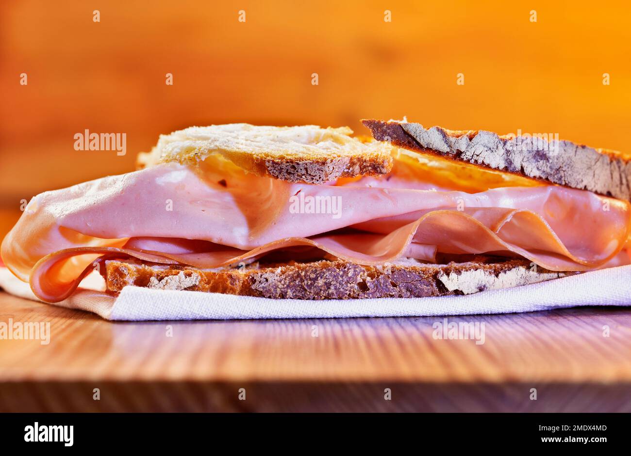 Appetitoso sandwich di mortadella su tovagliolo , pronto a mangiare , Foto Stock